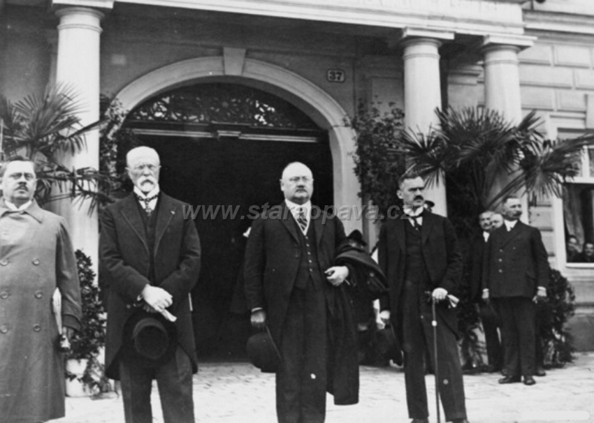 nezarazene (13).jpg - Návšteva T.G.Masaryka v Opavě v roce 1924. Fotografie na Masarykové ulici před dnešní Slezskou univerzitou.